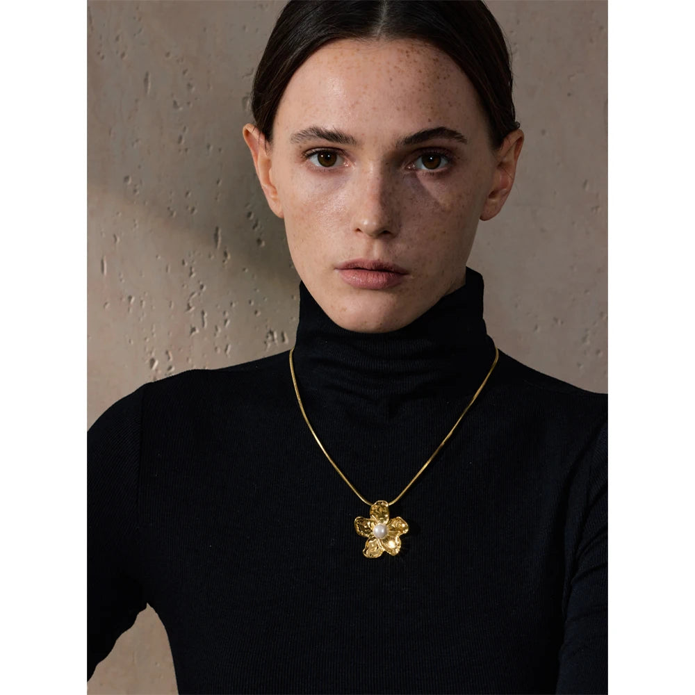 La Flor Charm Necklace - Cardi Bella