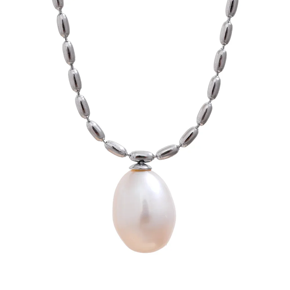 Lustrous Elegance Pearl Necklace - Cardi Bella