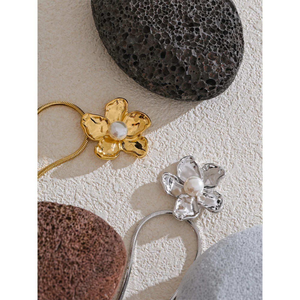 La Flor Charm Necklace - Cardi Bella
