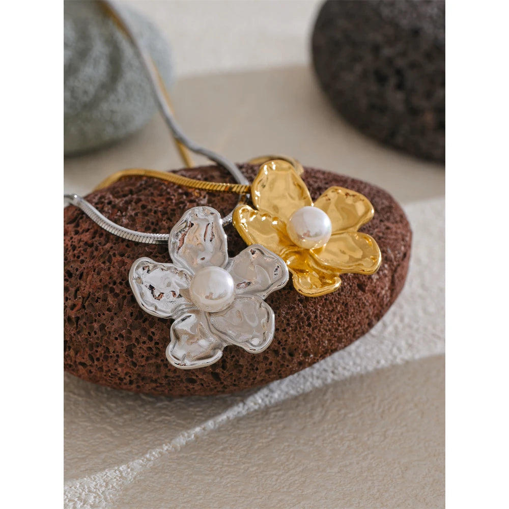 La Flor Charm Necklace - Cardi Bella