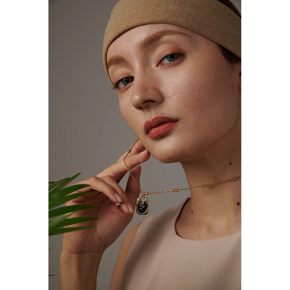 Everrose Pendant Necklace - Cardi Bella