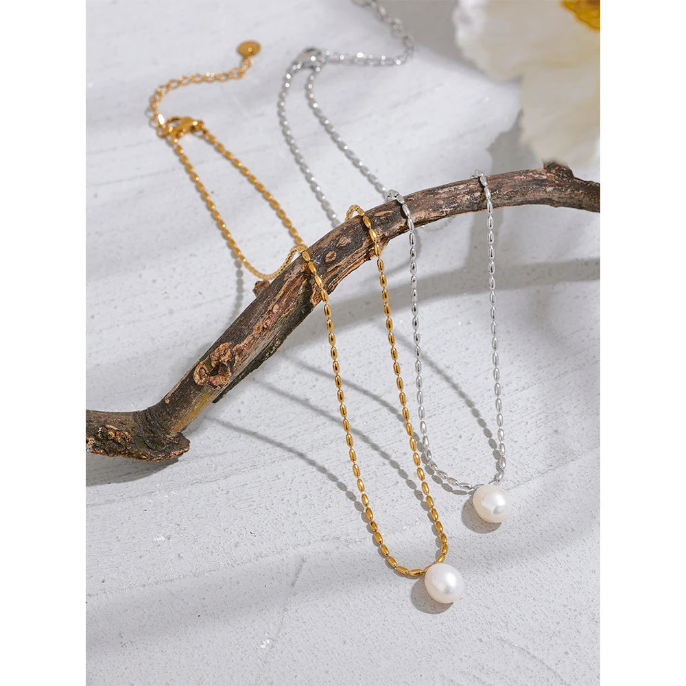 Lustrous Elegance Pearl Necklace - Cardi Bella