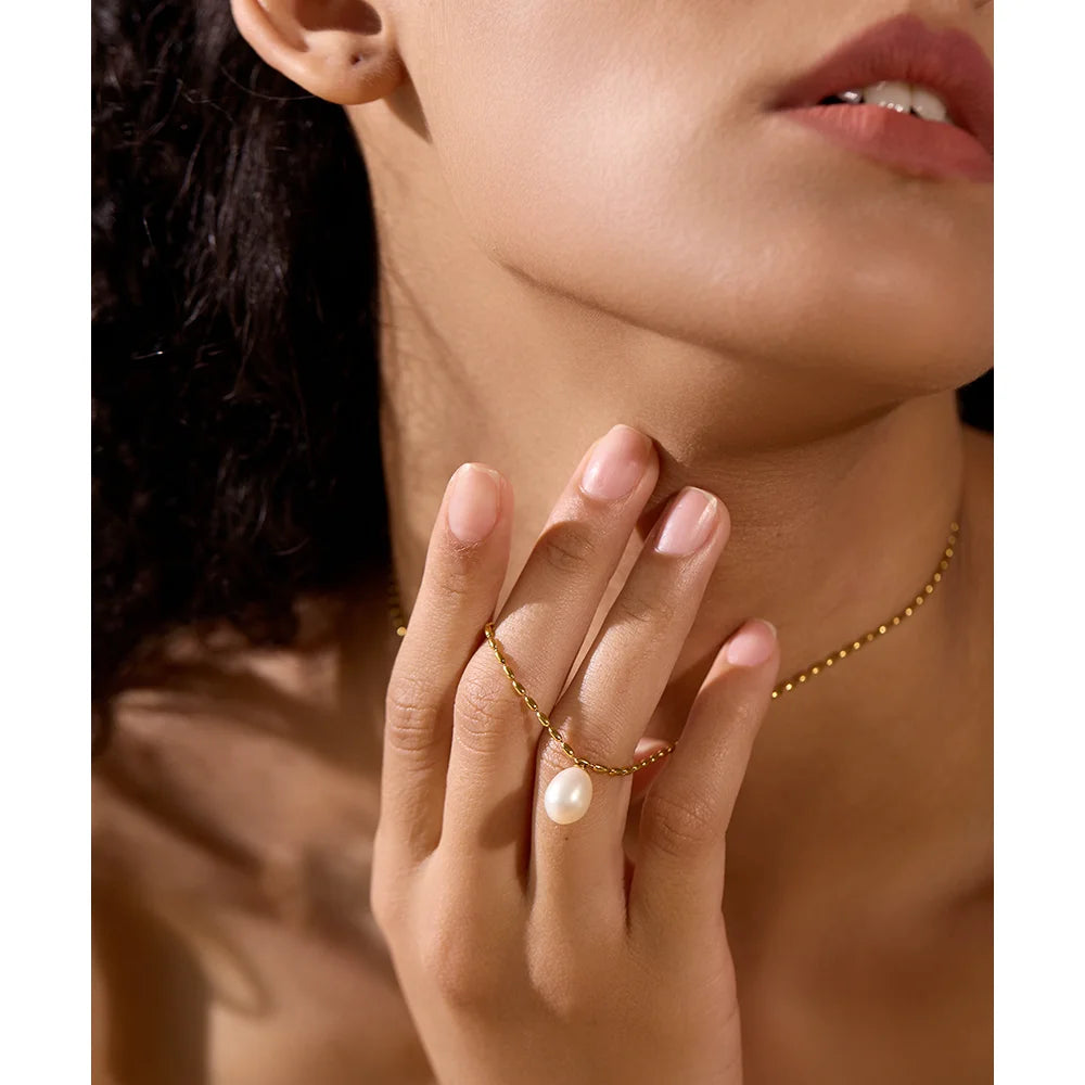 Lustrous Elegance Pearl Necklace - Cardi Bella