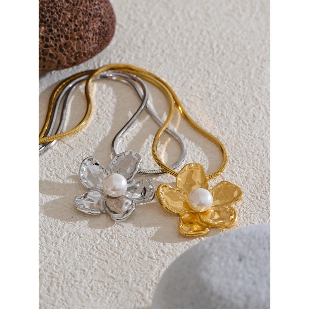 La Flor Charm Necklace - Cardi Bella