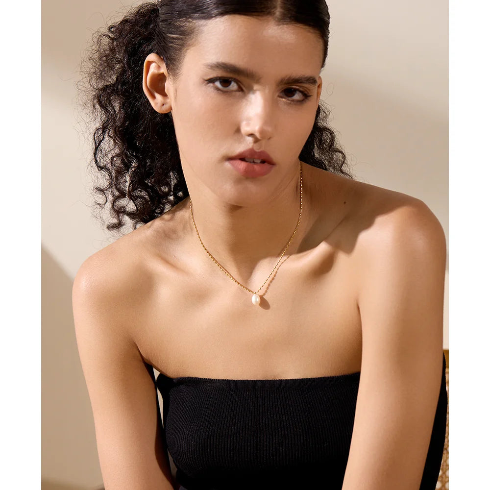 Lustrous Elegance Pearl Necklace - Cardi Bella